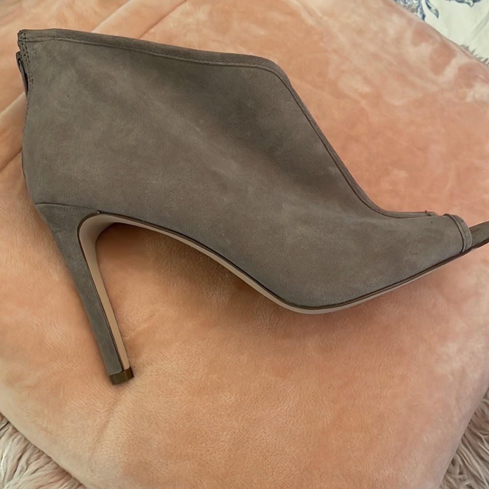 🥰 GILI tan suede peep toe shooties. 9.5. NWOT. Pristine preloved condition. - Picture 7 of 7